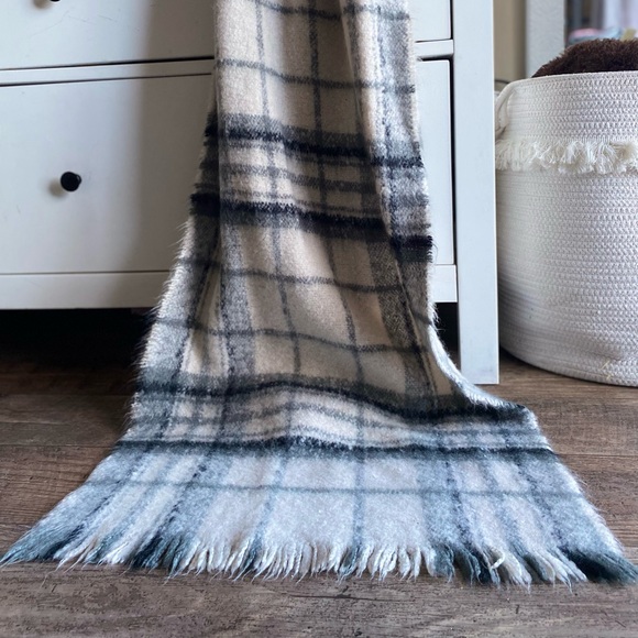 Wide over side scarf or wrap. Color is an off white with grey. Super nice! - Picture 2 of 2